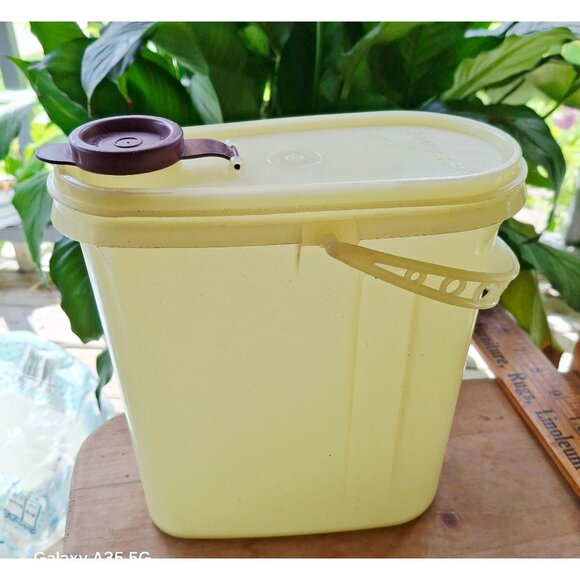 Vintage Tupperware 587 Beverage Buddy 2 qt Yellow Pitcher w/ Lid  Handle Kitschy - Picture 1 of 7